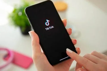 TikTok, el servicio de redes sociales y entretenimiento que permite compartir videos, lanza en Estados Unidos el programa piloto TikTok Resumes pensado para servir de enlace entre la Generación Z y las ofertas de trabajo