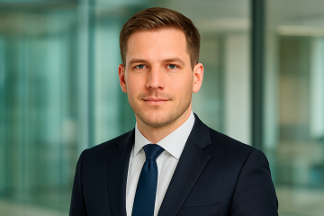 Tether incorpora a Bo Hines como asesor estratégico para potenciar su expansión en EE.UU., apoyado por su experiencia en políticas de criptomonedas.