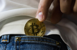 itcoin registra una nueva caída que lo mantiene en torno a los 108.000–110.000 dólares, marcando un retroceso cercano al 8 % en la última semana.